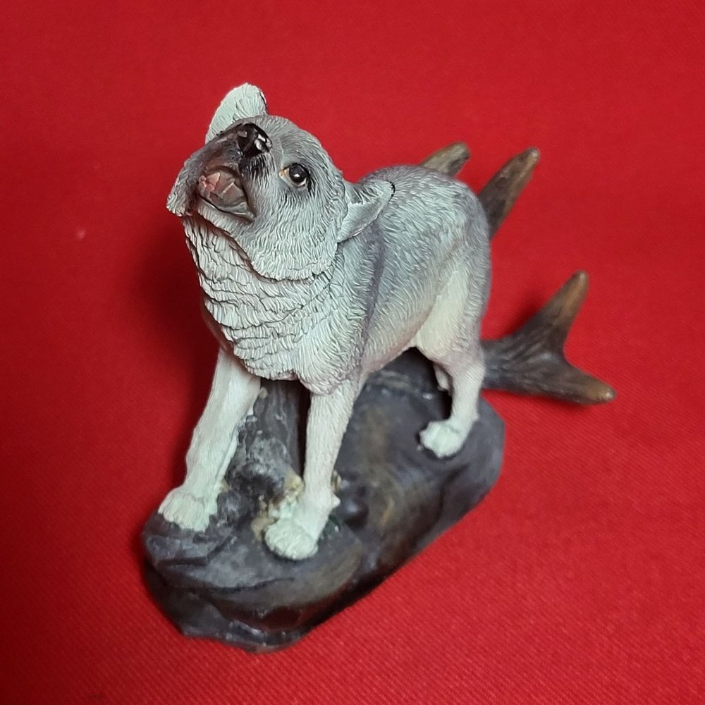 Primark Howling Wolf Sculpture Home Decor Figurine